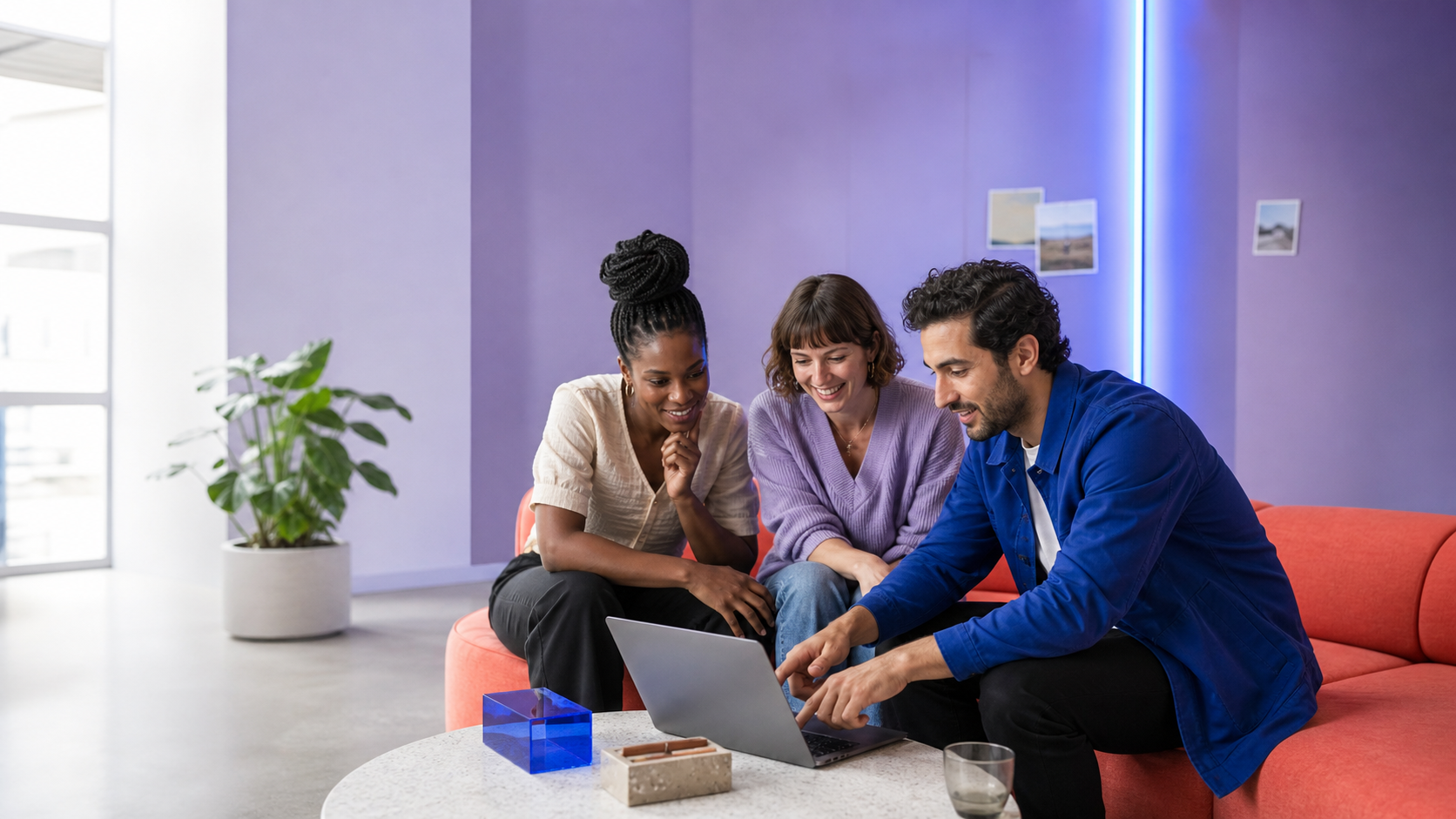Équipe créative diverse collaborant sur un projet SiteFlash